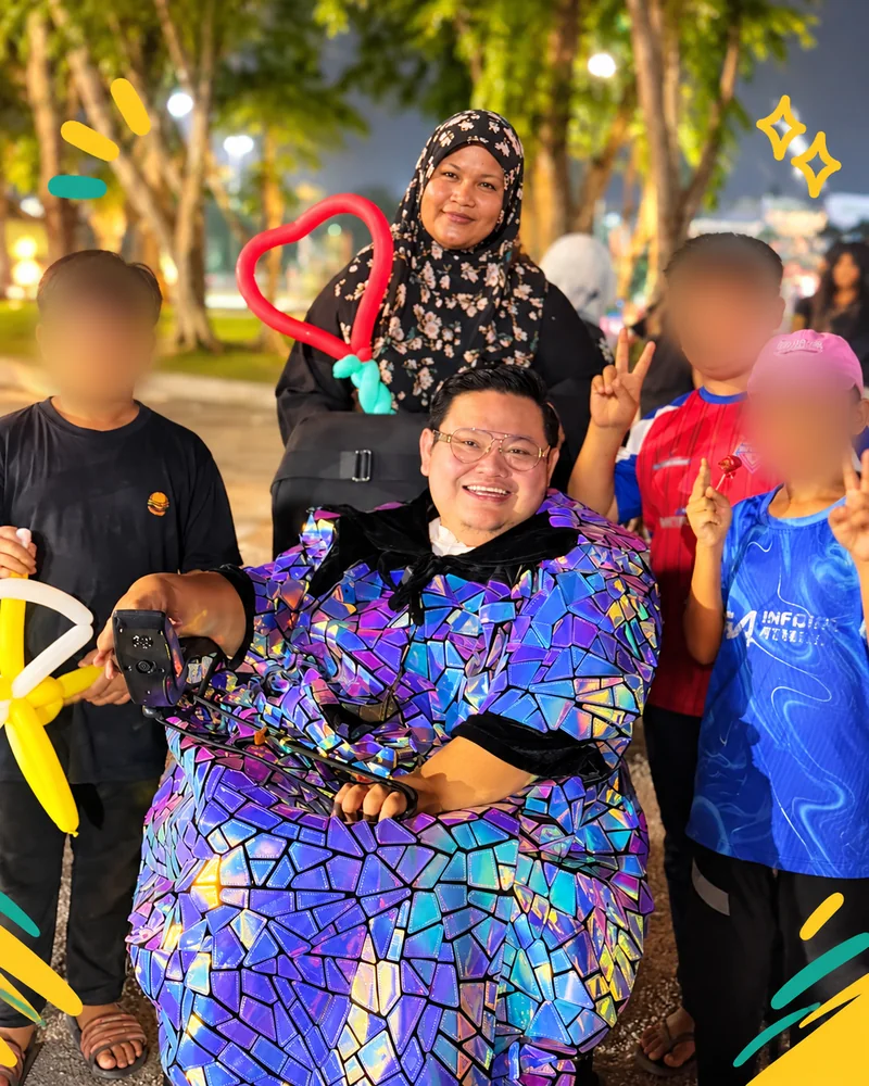Abiejam bersama seorang ibu dan kanak-kanak pada waktu malam
