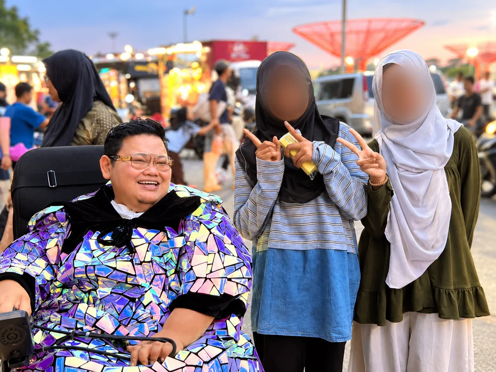 Abiejam bersama dua remaja di pasar malam