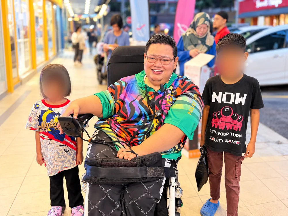 Abiejam bersama dua kanak-kanak di kaki lima kedai